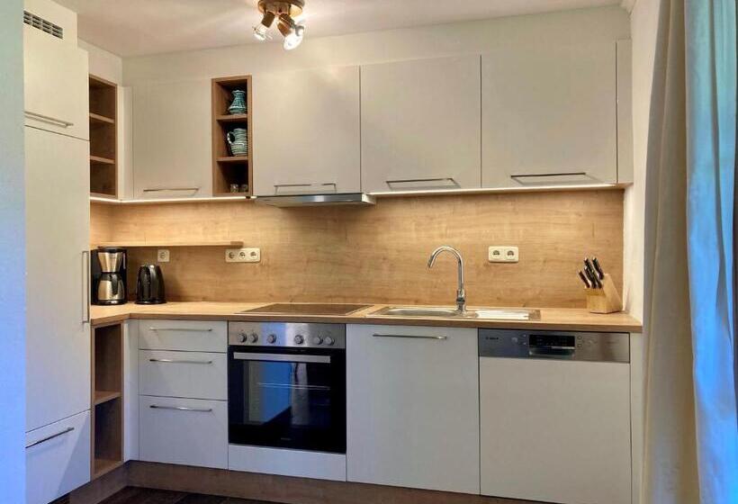 דירת שלושה חדרים, Knirschenhof