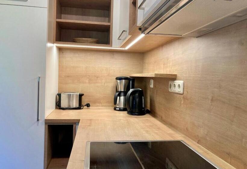 דירת שלושה חדרים, Knirschenhof