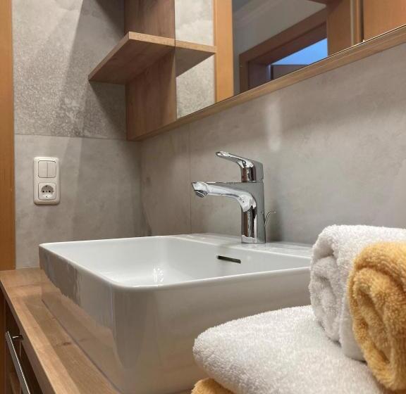 דירת שני חדרים עם מרפת, Knirschenhof