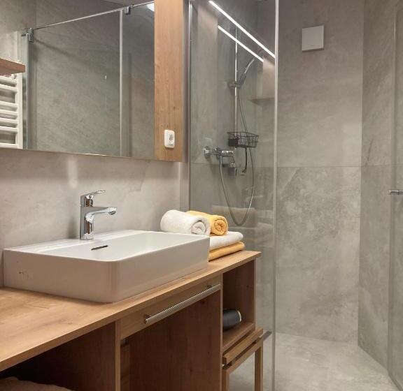 דירת שני חדרים עם מרפת, Knirschenhof