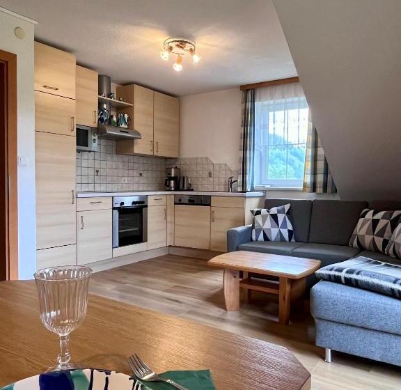 דירת נוחות 2 חדרים, Knirschenhof