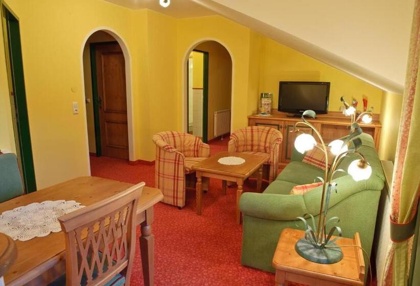 جناح مطلّ علي الجبل, Sommerhof