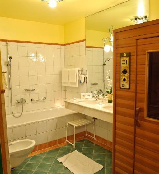 جناح مطلّ علي الجبل, Sommerhof