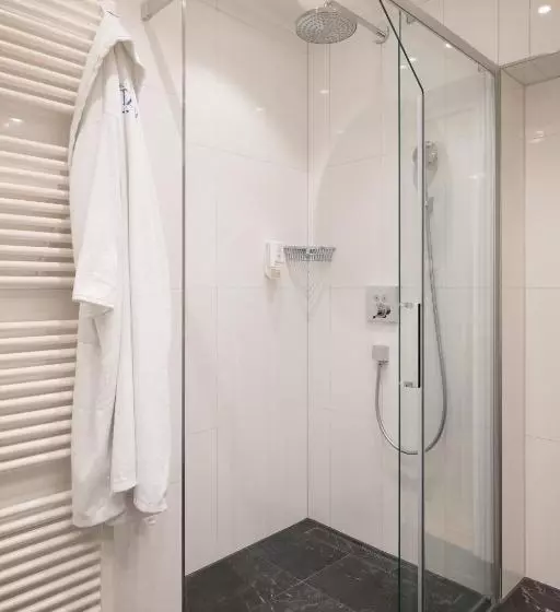 Suite Familiar, Stenitzer
