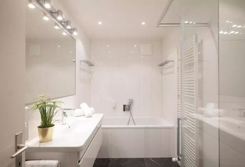 Suite Familiar, Stenitzer