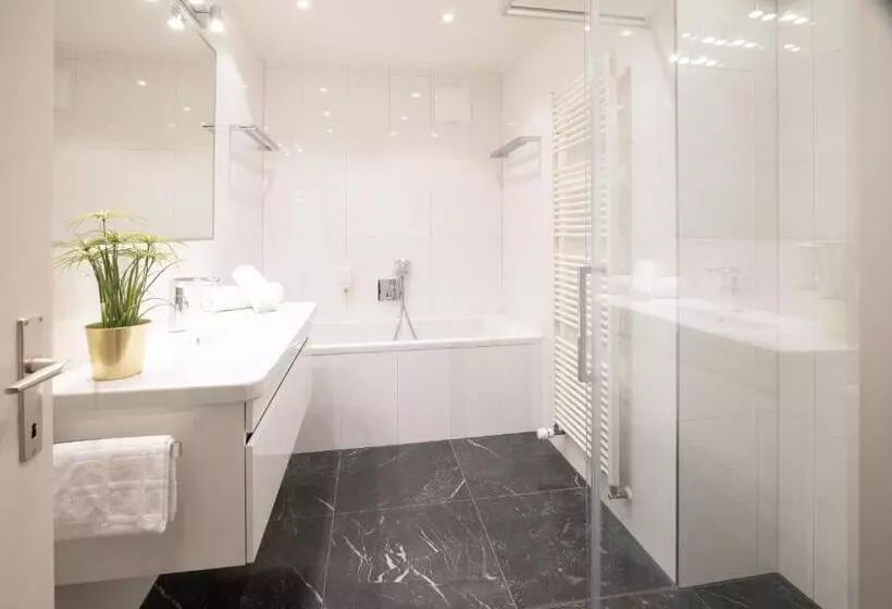 Suite Familiar, Stenitzer