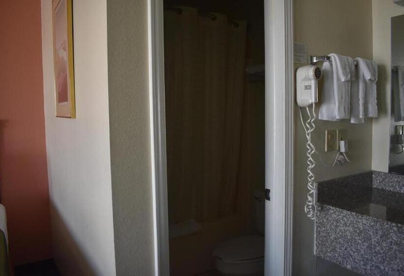 标准单人间, Royal Inn