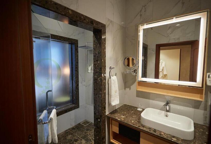 سوییت لوکس, The Quorum