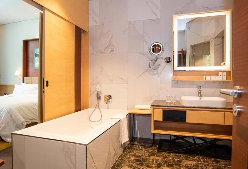 سوئیت با تخت بزرگ, The Quorum