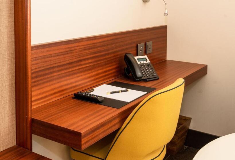 سوئیت با بالکن, The Quorum