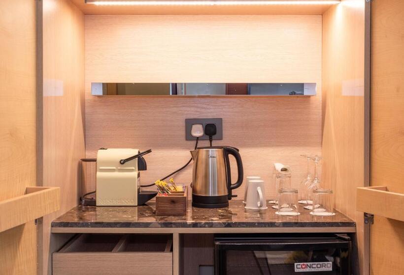 سوئیت با بالکن, The Quorum