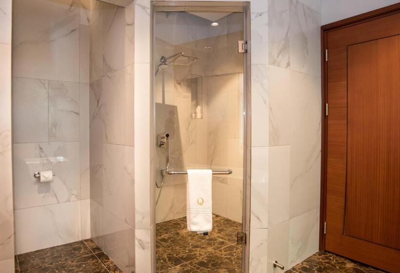 سوئیت با بالکن, The Quorum