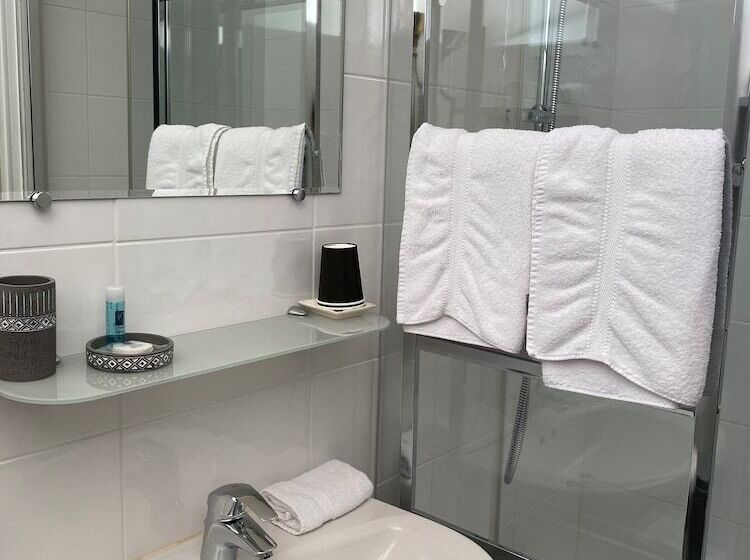 غرفة قياسية ثلاثية, Maison Belles Pierres