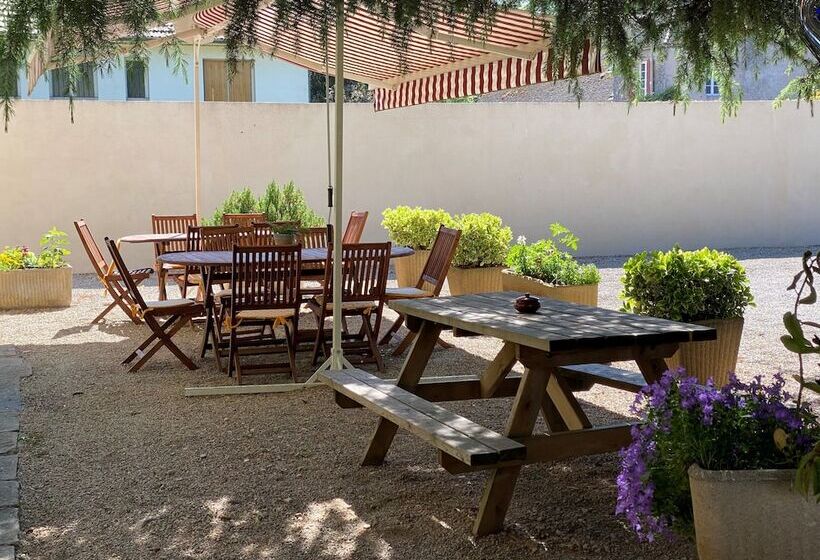 غرفة قياسية ثلاثية, Maison Belles Pierres