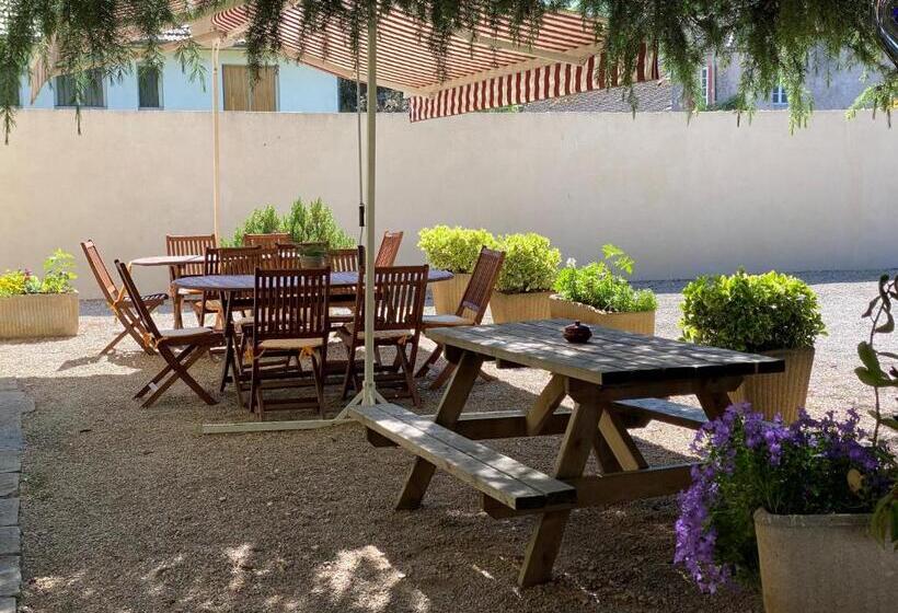 غرفة قياسية ثلاثية, Maison Belles Pierres