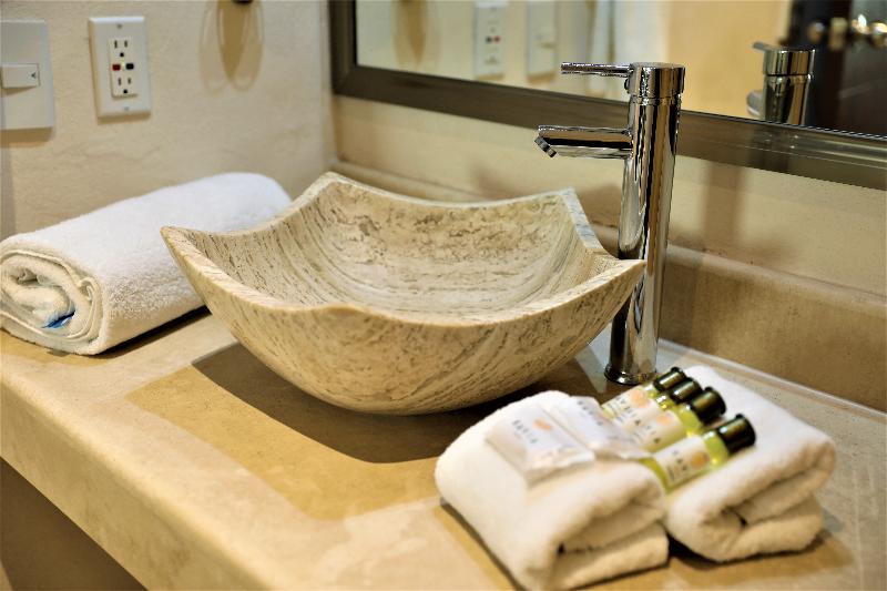 ファミリールーム, 12 Bees By Kavia