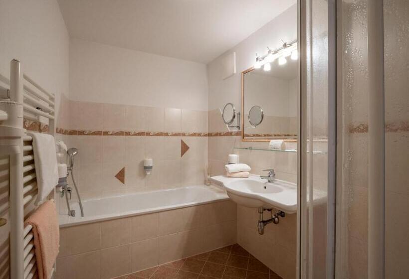 חדר דלוקס לשלושה, Andrea