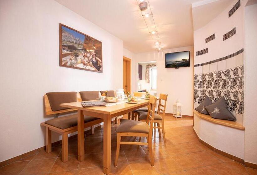 דירת שני חדרים, Denggalahof