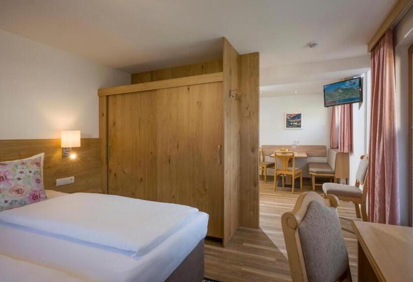 استودیوی استاندارد, Apartment Martha