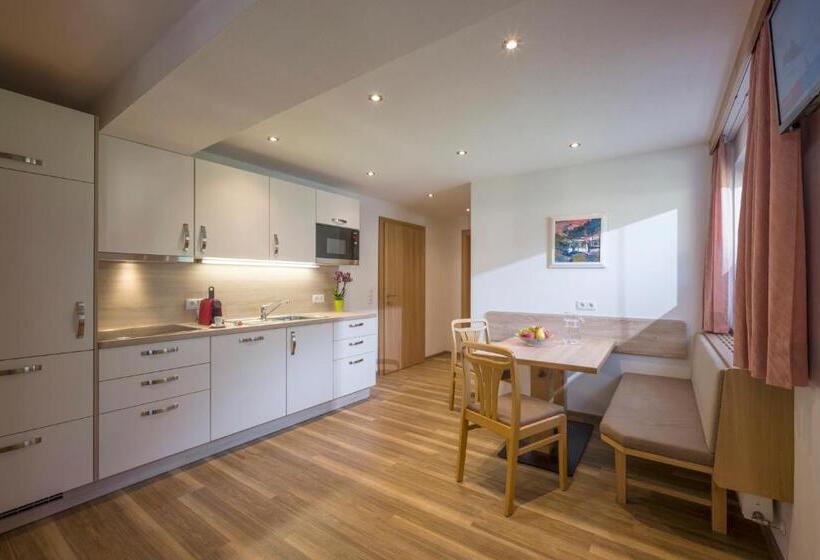 استودیوی استاندارد, Apartment Martha