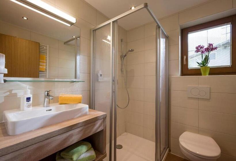 استودیوی استاندارد, Apartment Martha