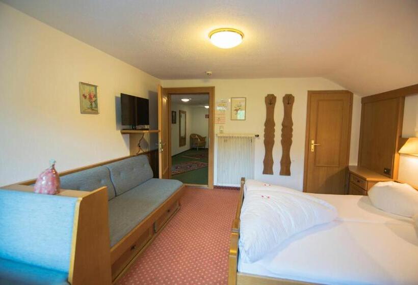 חדר סטנדרט לשלושה עם מרפסת, Pension Regina