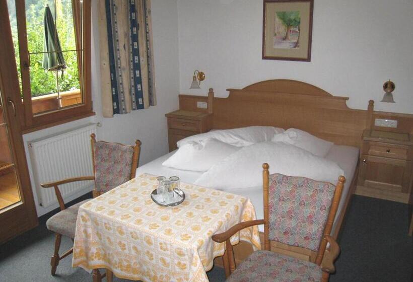 חדר סטנדרט לשלושה עם מרפסת, Pension Regina