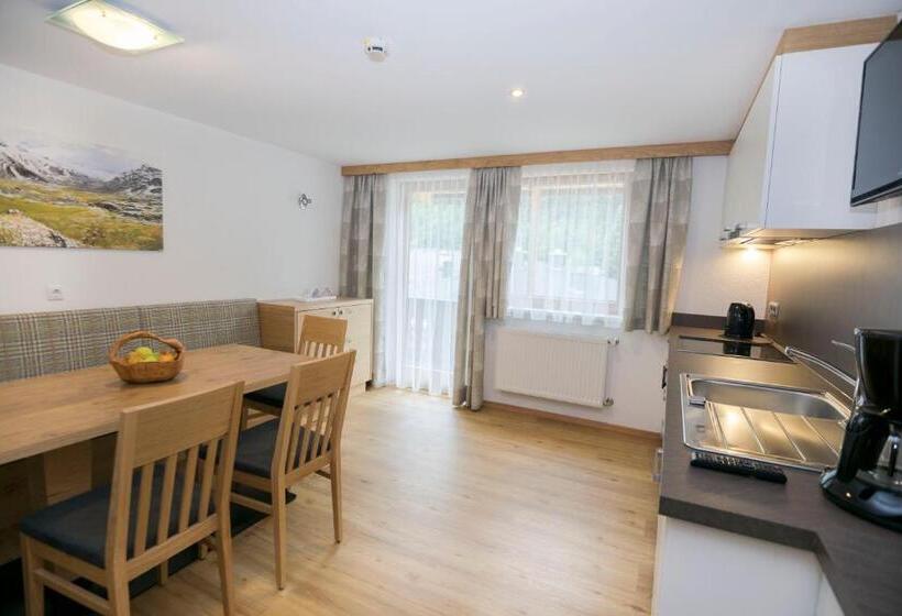 דירת שלושה חדרים, Pension Regina