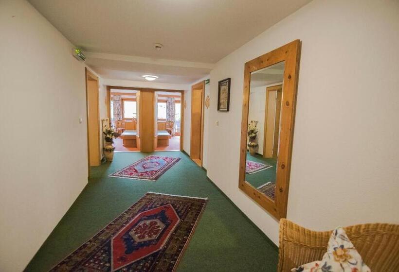 דירת שלושה חדרים, Pension Regina