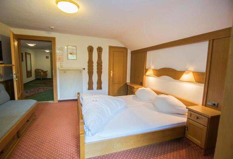 דירת שלושה חדרים, Pension Regina