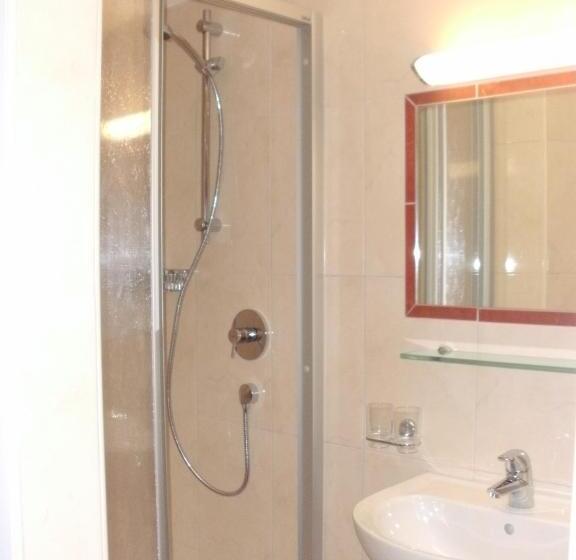 דירת שלושה חדרים, Pension Regina