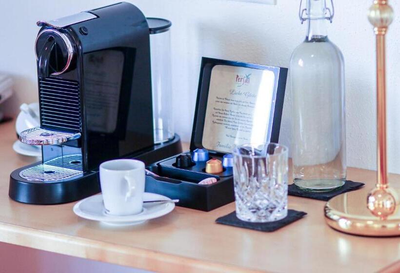 Трехместный Номер Стандарт с Балконом, Superior Hotel Persal