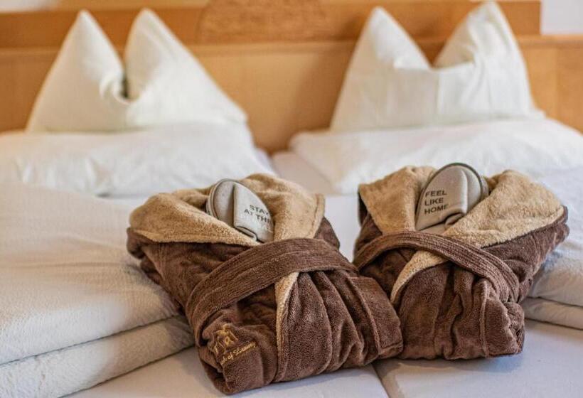 Трехместный Номер Стандарт с Балконом, Superior Hotel Persal