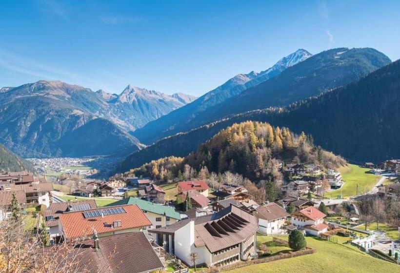 Трехместный Номер Стандарт с Балконом, Superior Hotel Persal