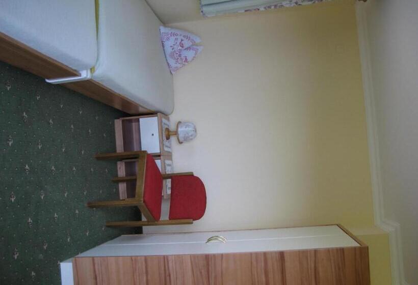 غرفة عائلية, Pension Schlömmer