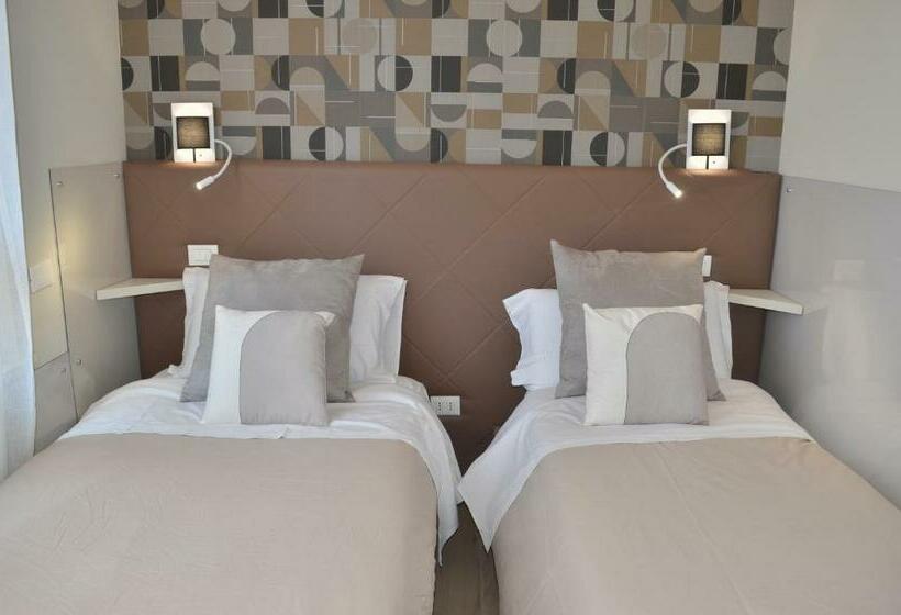 חדר דלוקס, At Your Place