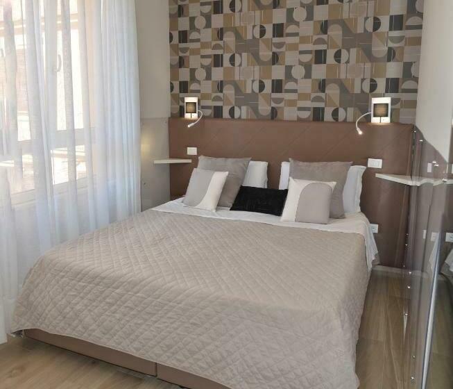 חדר דלוקס, At Your Place