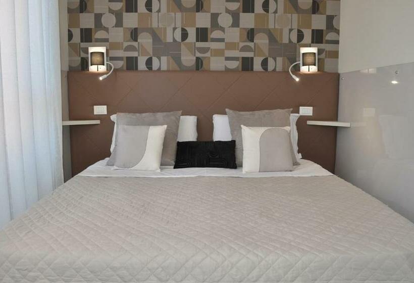 חדר דלוקס, At Your Place