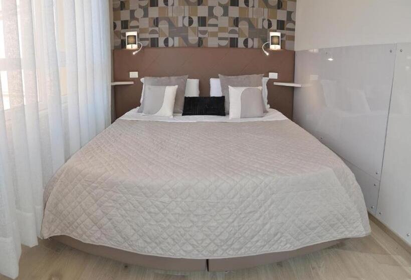 חדר דלוקס, At Your Place