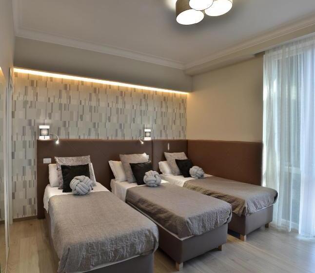 חדר דלוקס לשלושה, At Your Place