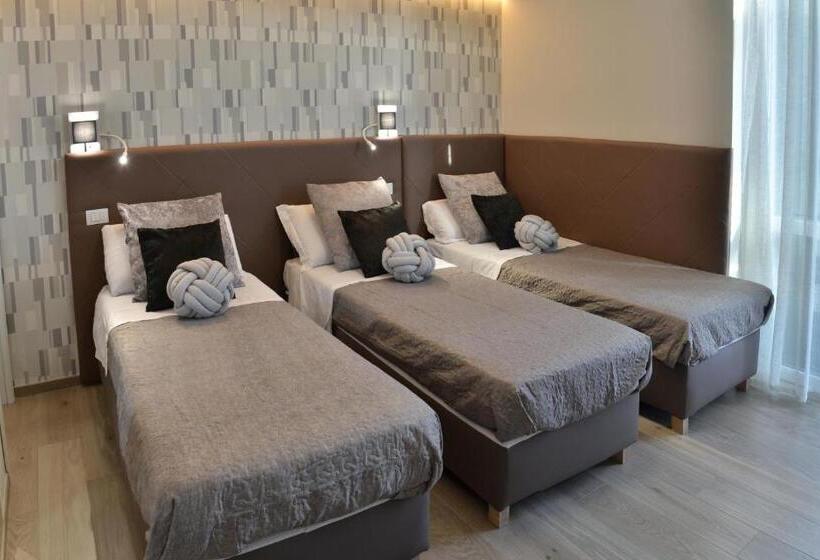 חדר דלוקס לשלושה, At Your Place