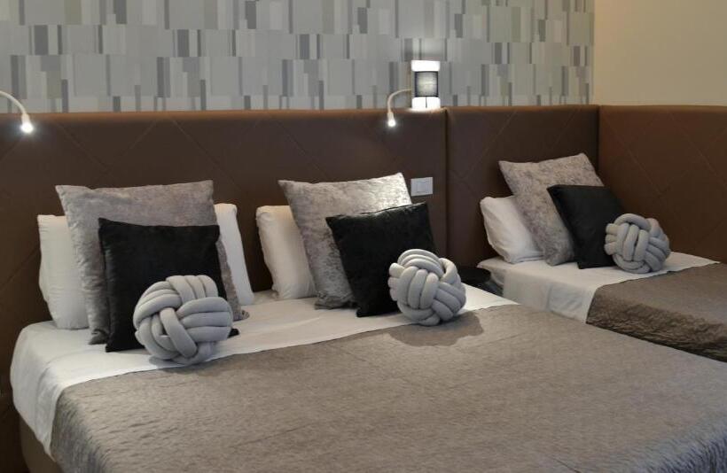 חדר דלוקס לשלושה, At Your Place