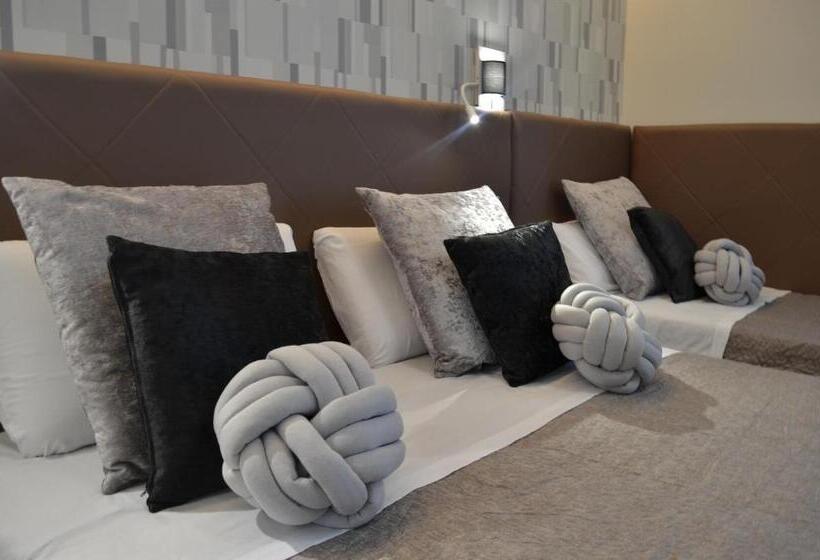 חדר דלוקס לשלושה, At Your Place