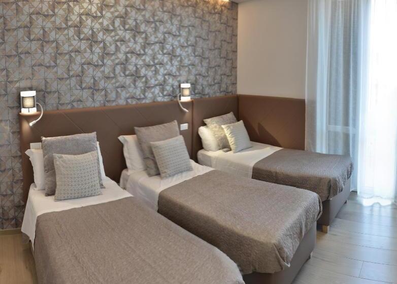 חדר דלוקס לשלושה, At Your Place