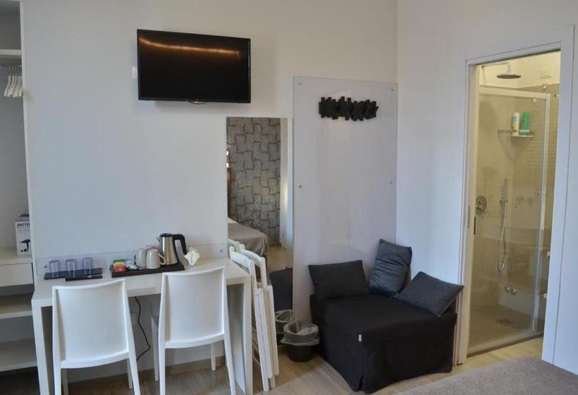 חדר דלוקס לשלושה, At Your Place