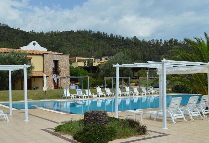 Havuz Manzaralı Standart Oda, Cardedu