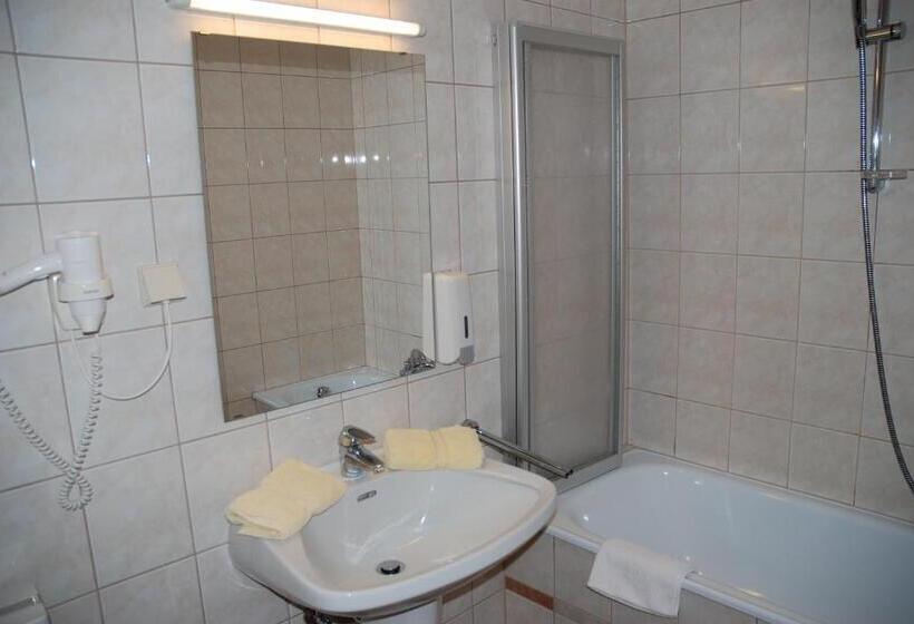 اتاق استاندارد سه تخته با بالکن, Kuchlerwirt