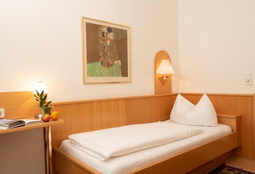 חדר יחיד בסיסי, Liebeteggerklagenfurt