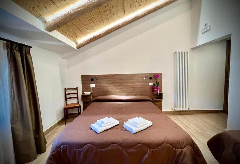 חדר סטנדרט לשלושה, Pinguino