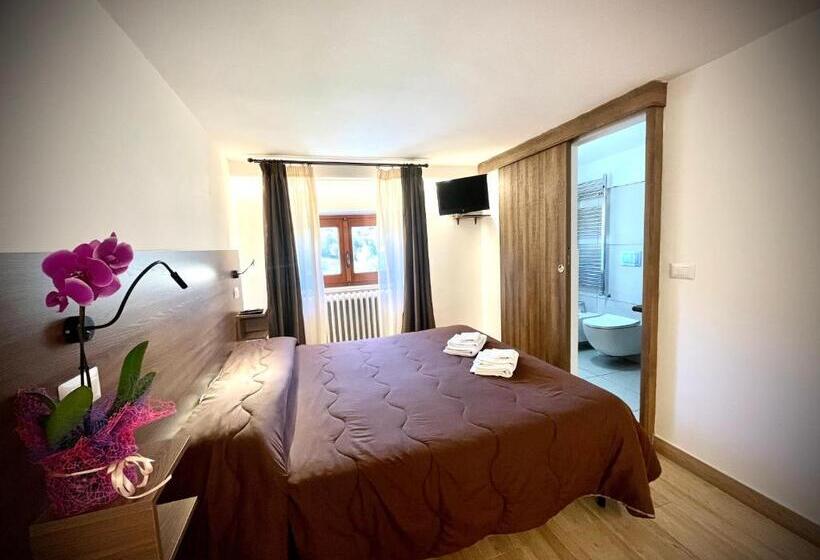 חדר סטנדרט לשלושה, Pinguino